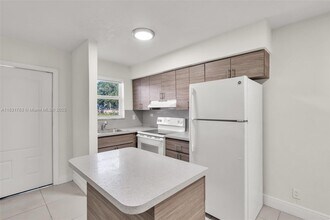 6034 Arthur St in Hollywood, FL - Foto de edificio - Building Photo
