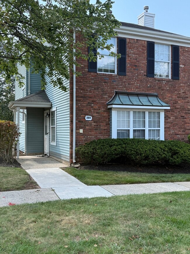 384 Inwood Ct in Somerset, NJ - Foto de edificio - Building Photo