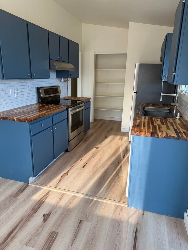8531 Golden St, Unit Apt 3 in Anchorage, AK - Building Photo - Building Photo