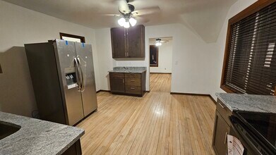 1610 Columbus St, Unit A in Manitowoc, WI - Foto de edificio - Building Photo
