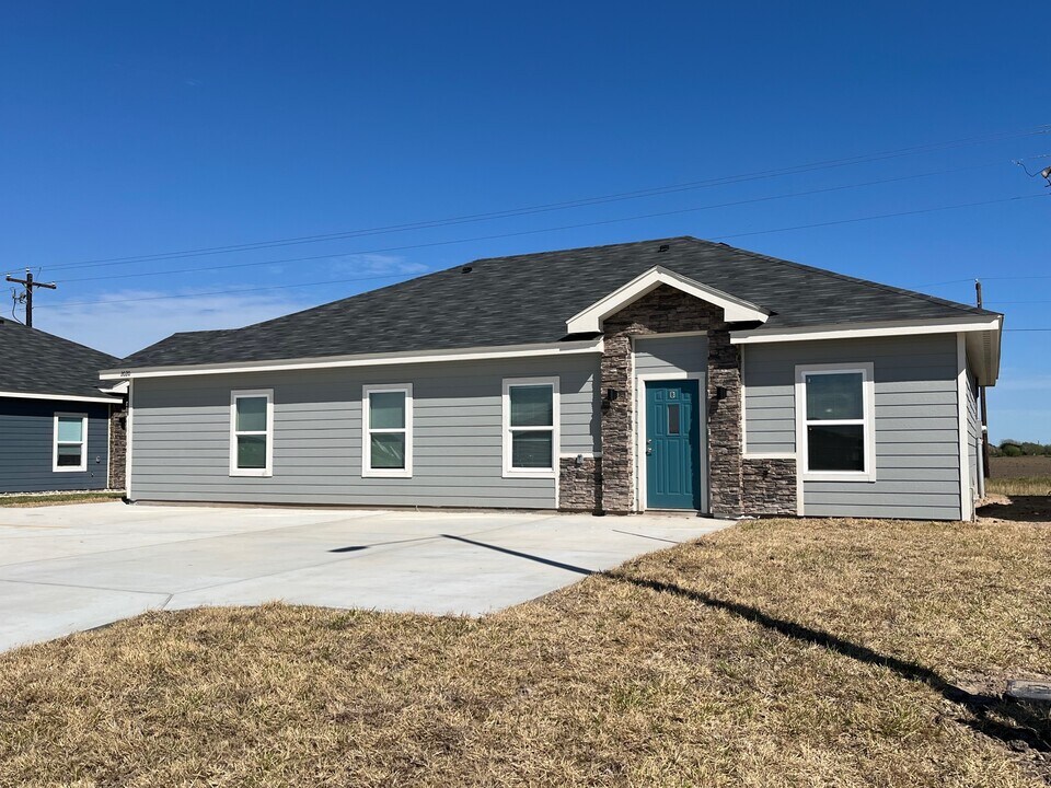 2020 E Valley Cir in La Feria, TX - Building Photo