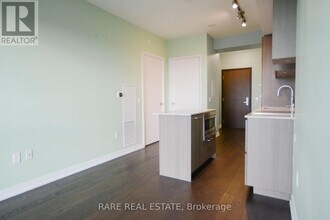 1 Yorkville Ave in Toronto, ON - Building Photo - Building Photo