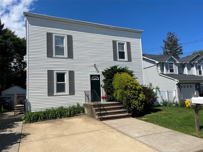 32 Walters Ave in Syosset, NY - Building Photo - Building Photo