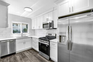 978 S Barrington Ave in Los Angeles, CA - Building Photo