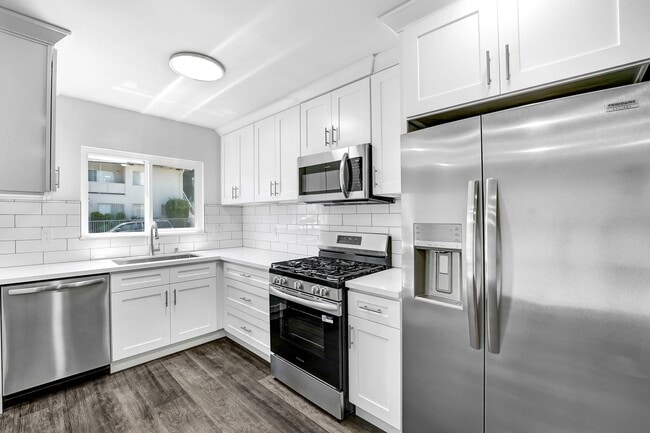 978 S Barrington Ave, Unit 01