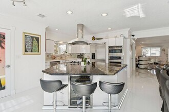 911 NW 7th St in Dania Beach, FL - Foto de edificio - Building Photo