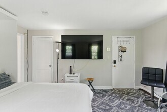 42 Newman Rd, Unit #3 in Malden, MA - Foto de edificio - Building Photo