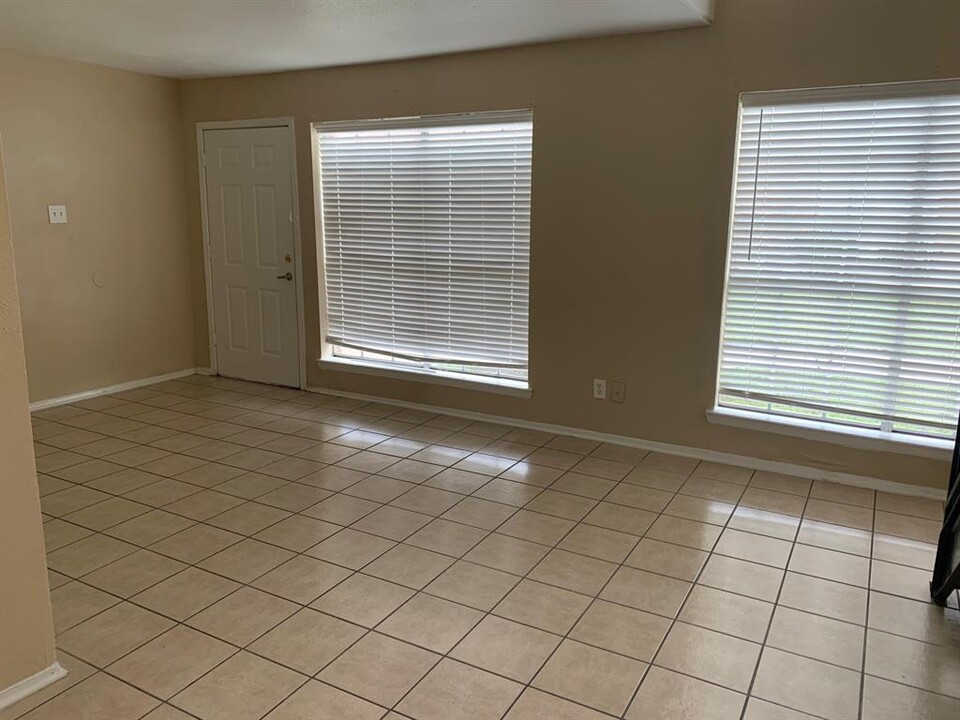 909 Birnham Woods Blvd in Pasadena, TX - Building Photo
