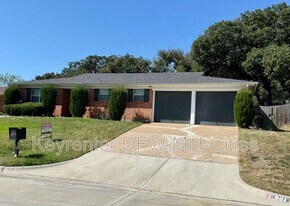 901 Gregory Ave in Bedford, TX - Building Photo