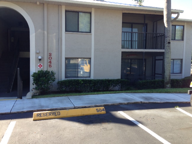 2045 Hunters Glen Dr in Dunedin, FL - Foto de edificio - Building Photo