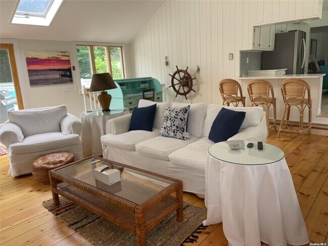 1 Castle View Ct in Westhampton, NY - Building Photo - Building Photo
