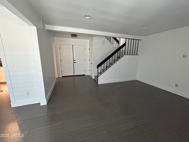 320 E Larkspur Ln in Tempe, AZ - Building Photo - Building Photo