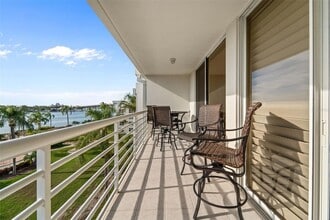 6021 Bahia Del Mar Cir N, Unit 534 in St. Petersburg, FL - Foto de edificio - Building Photo