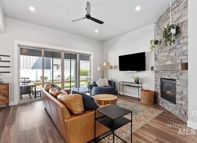 8462 W Suttle Lake Dr in Garden City, ID - Building Photo - Building Photo