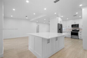 1617 Washington St in Hollywood, FL - Foto de edificio - Building Photo