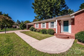 817 Woods Dr in Statesville, NC - Building Photo - Building Photo