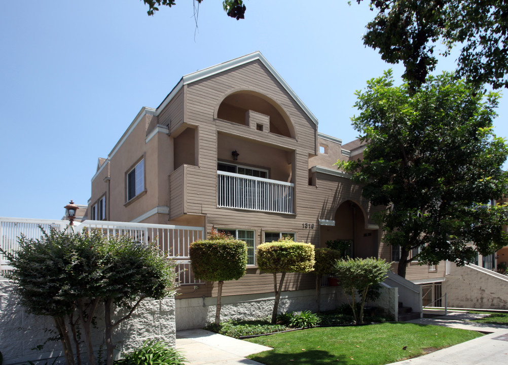 1316 N Columbus Ave in Glendale, CA - Building Photo