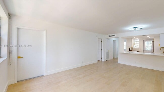 1333 E Hallandale Beach Blvd in Hallandale Beach, FL - Foto de edificio - Building Photo