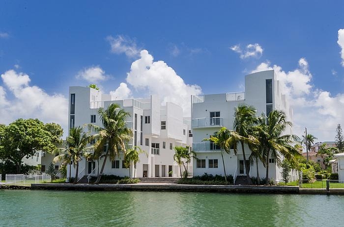 1975-1985 Calais Dr in Miami Beach, FL - Foto de edificio