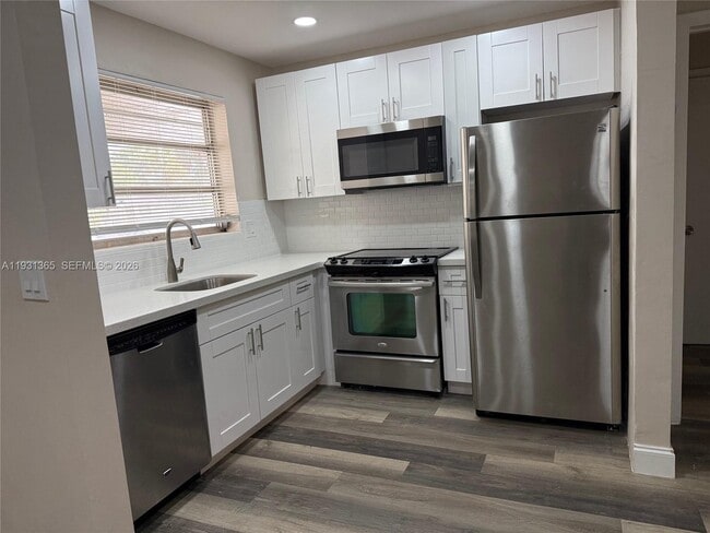 3033 NW 43rd Ave in Lauderdale Lakes, FL - Foto de edificio - Building Photo