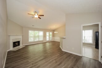 109 Alessie Dr in Newnan, GA - Foto de edificio - Building Photo