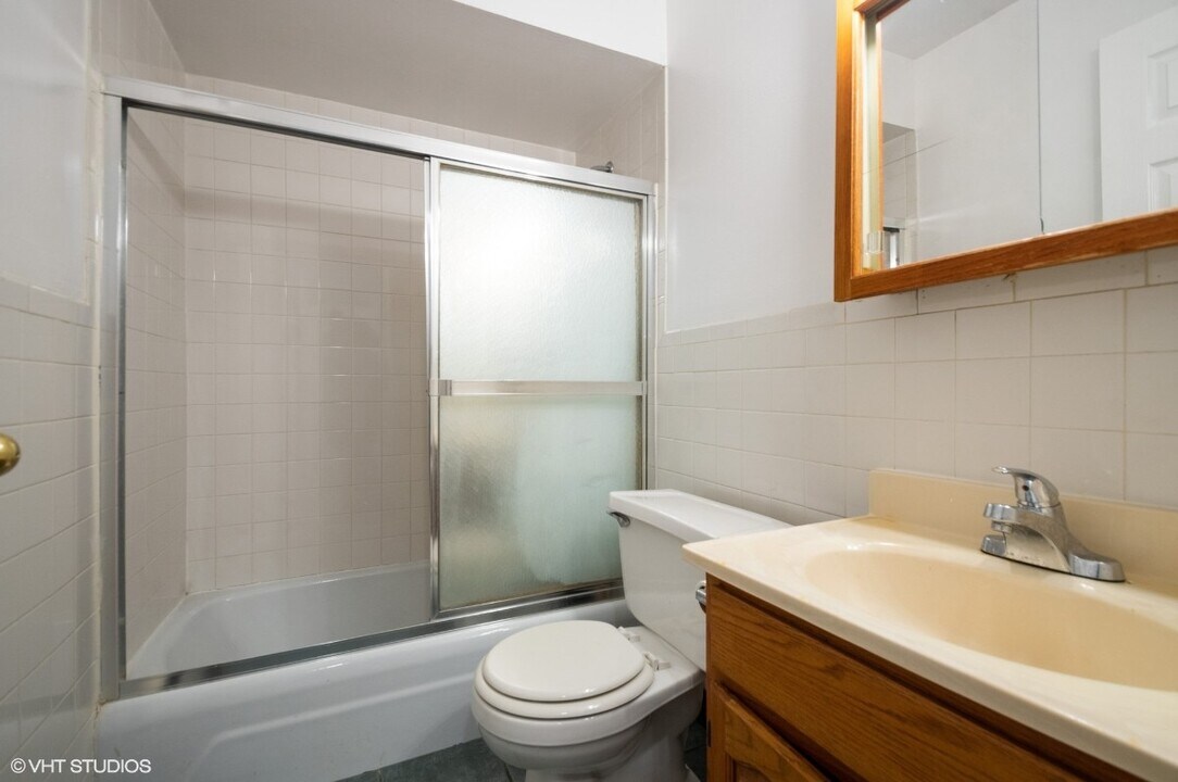 1060 W Hollywood Ave in Chicago, IL - Building Photo