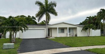 10563 NW 4th St in Plantation, FL - Building Photo