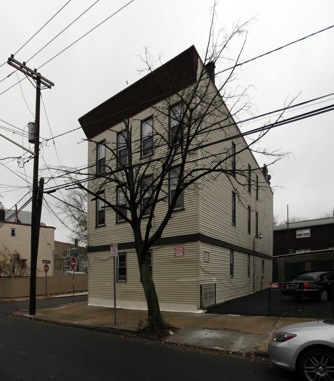 83 Ferry St in Jersey City, NJ - Foto de edificio - Building Photo
