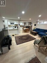 100 Richardson Dr in Aurora, ON - Building Photo