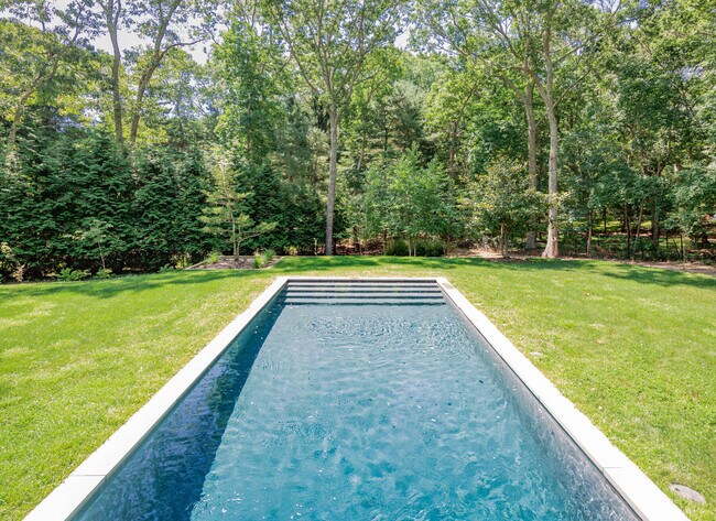 216 Bull Path in East Hampton, NY - Building Photo - Building Photo