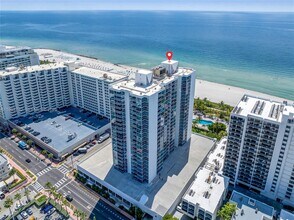 2655 Collins Ave in Miami Beach, FL - Foto de edificio - Building Photo