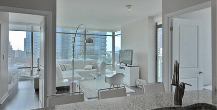 18 Yorkville Ave in Toronto, ON - Building Photo - Building Photo