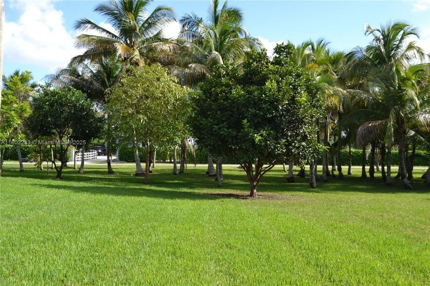 5425 SW 190th Ave in Southwest Ranches, FL - Foto de edificio