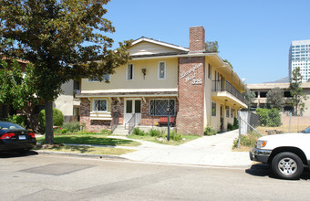 325 W Lexington Dr in Glendale, CA - Building Photo - Building Photo