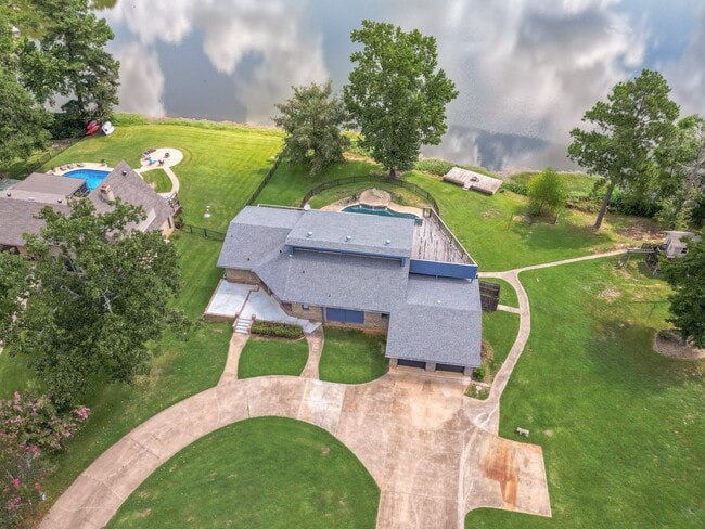830 Forest Lake W in Longview, TX - Foto de edificio - Building Photo