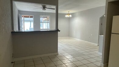 122 Red Ripple Rd in Houston, TX - Building Photo - Building Photo