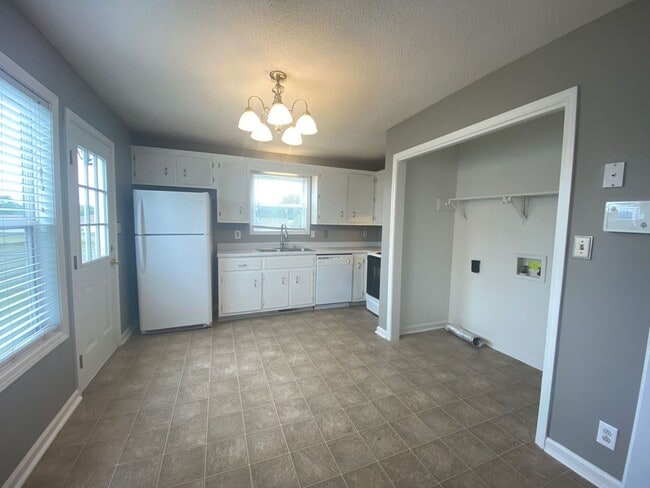 121 Waterford Dr in Oak Grove, KY - Building Photo - Building Photo