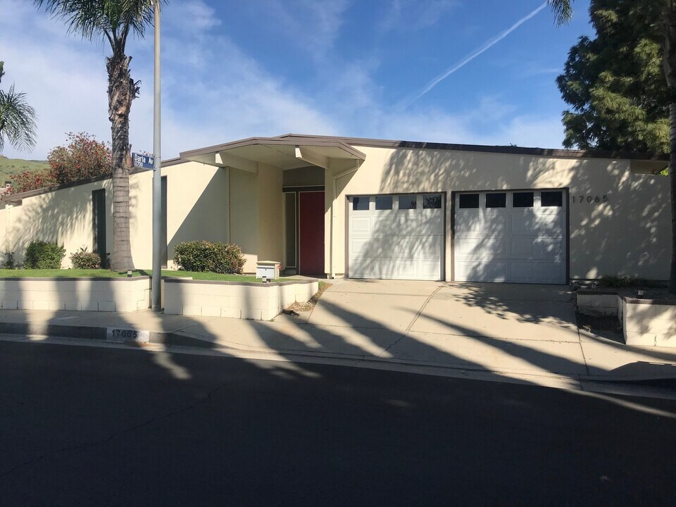 17065 Nanette St in Los Angeles, CA - Building Photo