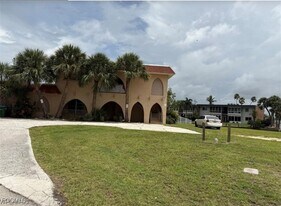 5101 Manor Ct in Cape Coral, FL - Building Photo