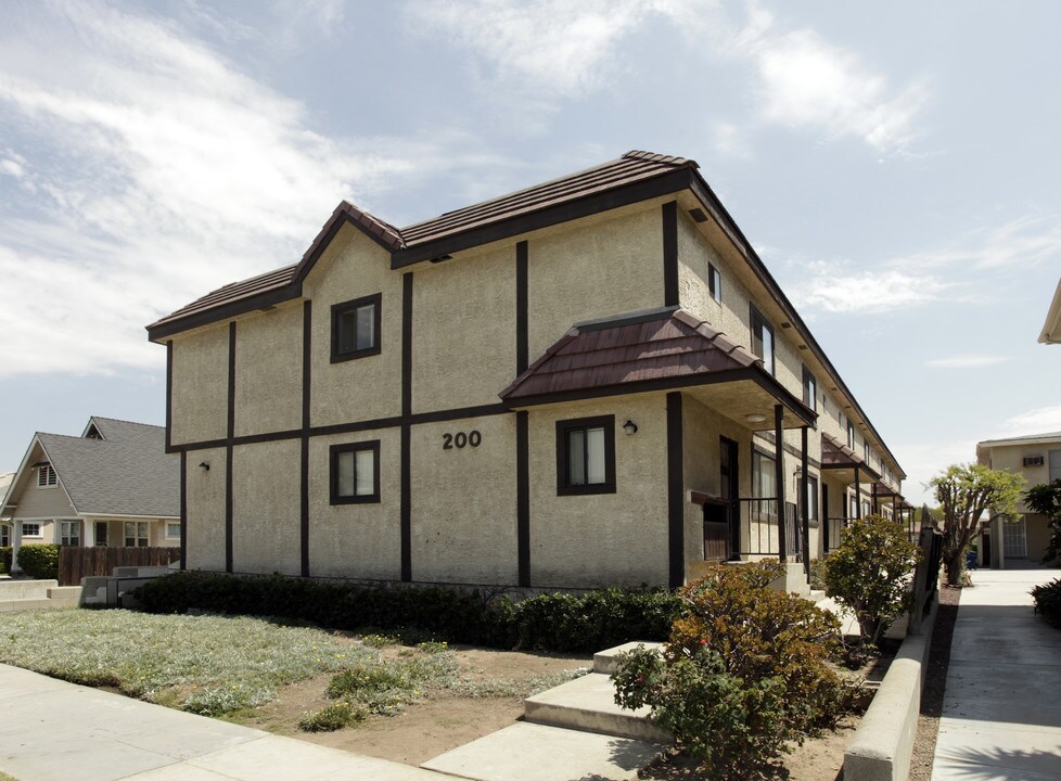 200 E Commonwealth Ave in Alhambra, CA - Building Photo