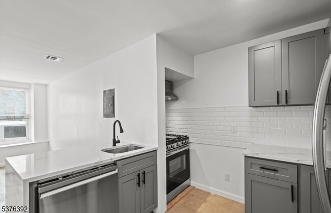 702 4th Ave in Elizabeth, NJ - Building Photo - Building Photo