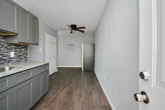 7919 Brays St in Houston, TX - Foto de edificio - Building Photo