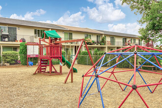 Covington Square Apartments in Aloha, OR - Foto de edificio - Building Photo