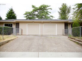 15421 SE Stark Street in Portland, OR - Building Photo
