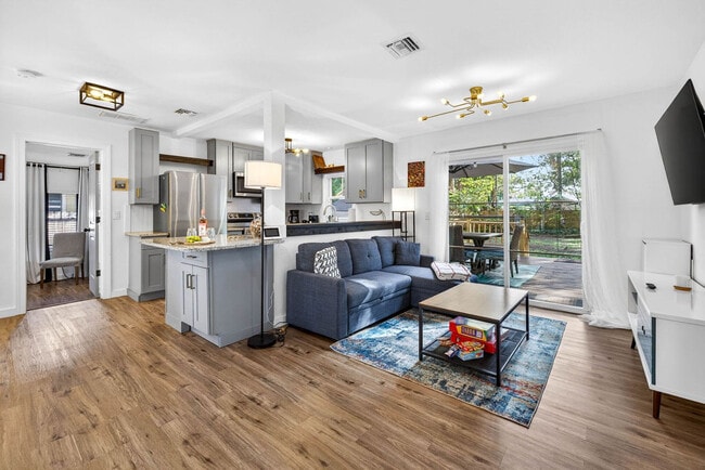 property at 1317 E Diana St