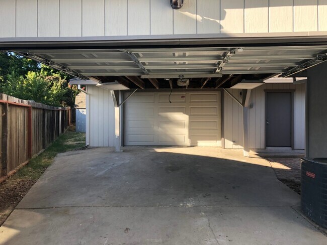 7024 Woodmore Oaks Dr in Orangevale, CA - Building Photo - Building Photo