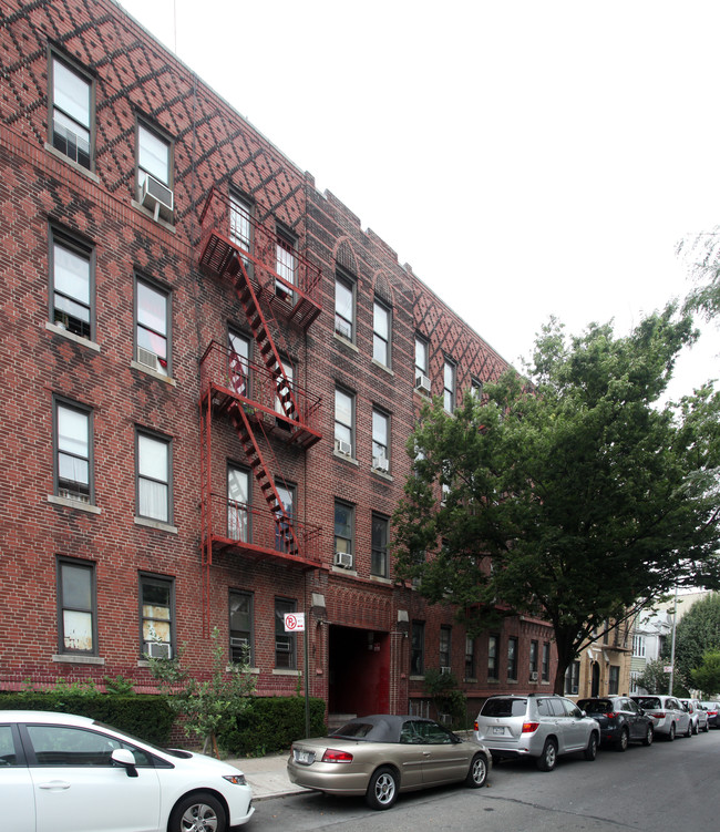 37-76 62nd St in Woodside, NY - Foto de edificio - Building Photo