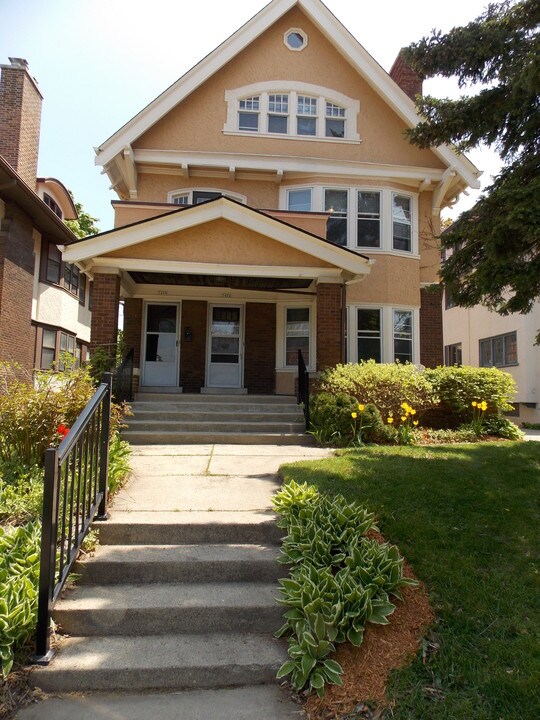 3408 N Downer Ave, Unit 2nd Floor in Milwaukee, WI - Building Photo