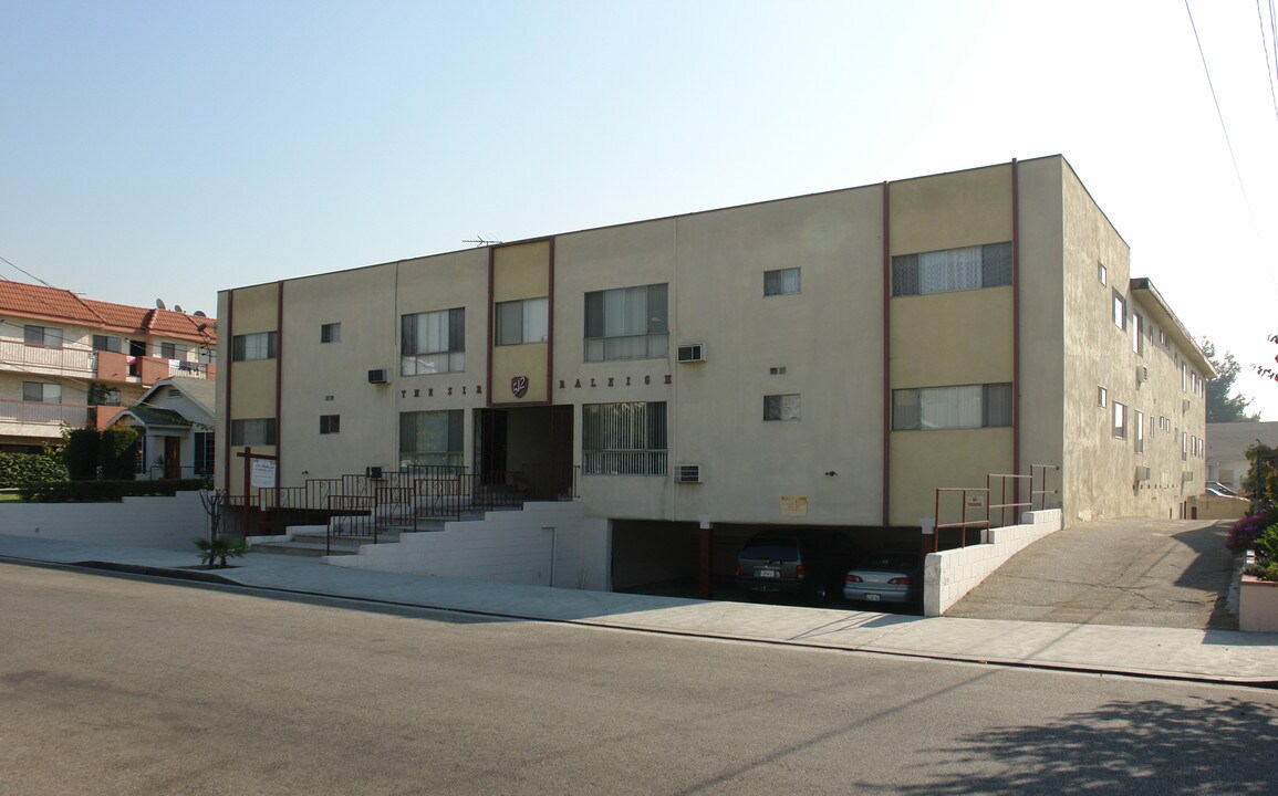 512 Raleigh St in Glendale, CA - Foto de edificio