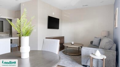 1000 Forestview Dr in Oakwood, GA - Foto de edificio - Building Photo